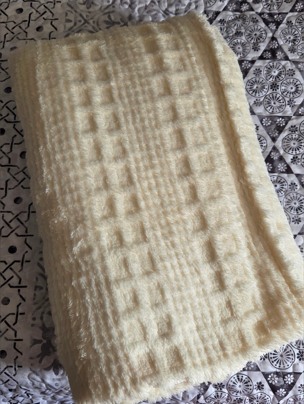 Cream Plush Textured Throw Blanket - Soft Home Accent
